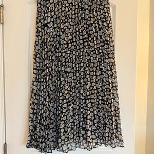Elegant Black and Gray Patterned Skirt